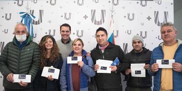 Gustavo Ventura hizo entrega de las tarjetas a Personal de Defensa Civil Provincial.