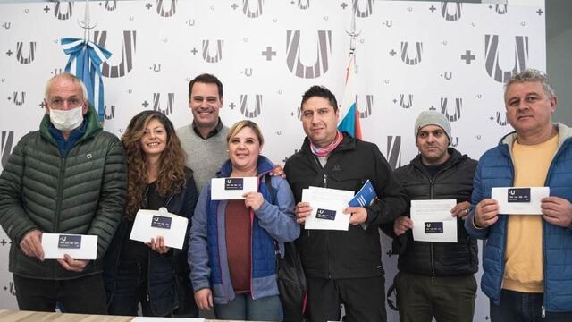 Gustavo Ventura hizo entrega de las tarjetas a Personal de Defensa Civil Provincial.