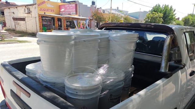 Donaron más de 300 litros de pintura para pintar el faro de Claromecó