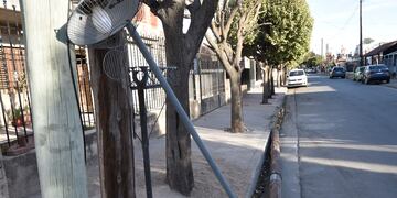 Se cayó un poste y golpeó a una motociclista. Calle Thomson al 5300 B° Ituzaingó.