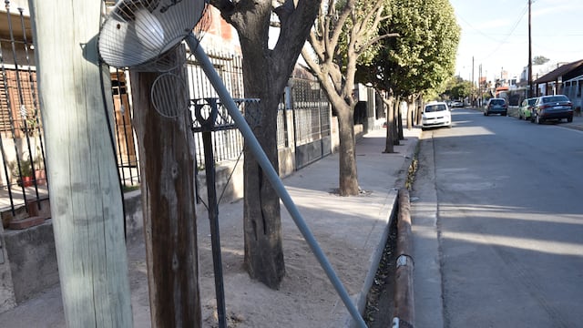 Un poste de luz cayó, al parecer por el viento, y golpeó a una mujer que sufrió traumatismo de cráneo (Ramiro Pereyra/ La Voz).