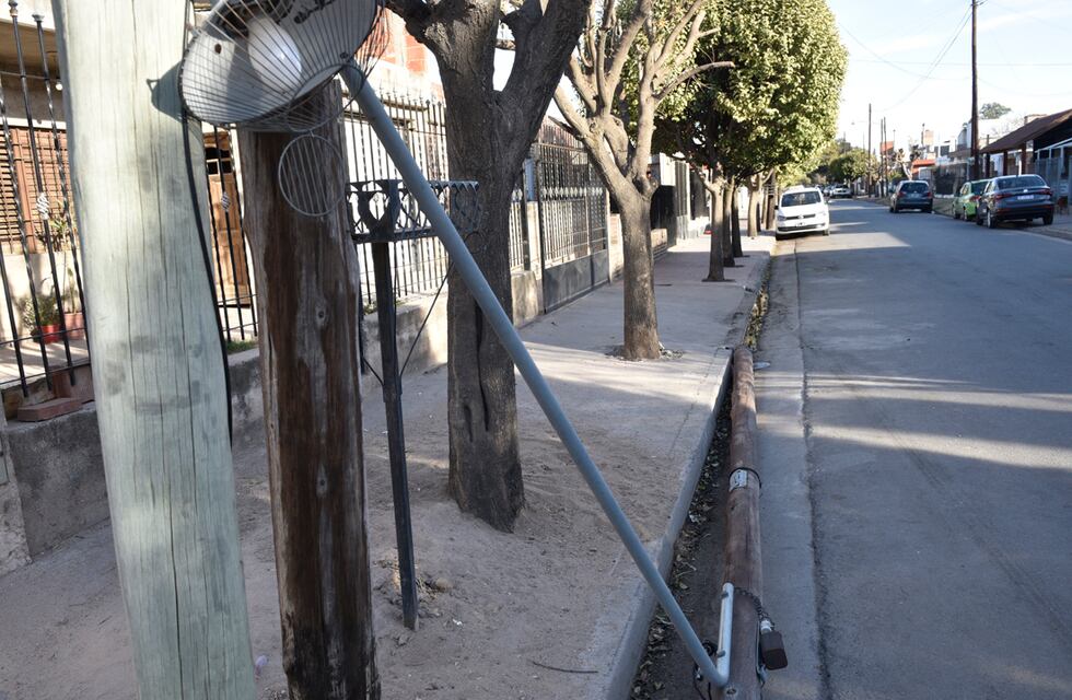 Córdoba: sigue muy grave la mujer a la que le cayó un poste encima
