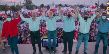 Natalia Sarapura, Gustavo Bouhid, Gerardo Morales, Carlos Haquim, Raúl Jorge y Gaspar Santillán, con la concurrencia a sus espaldas en el acto de este martes en Alto Comedero.