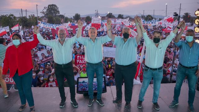 Natalia Sarapura, Gustavo Bouhid, Gerardo Morales, Carlos Haquim, Raúl Jorge y Gaspar Santillán, con la concurrencia a sus espaldas en el acto de este martes en Alto Comedero.