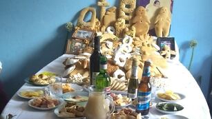 La tradicional mesa de ofrendas que se prepara para el Día de los Fieles Difuntos en Jujuy, con elementos que rinden homenaje a la memoria de la persona recordada.