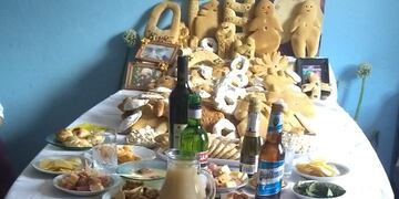 La tradicional mesa de ofrendas que se prepara para el Día de los Fieles Difuntos en Jujuy, con elementos que rinden homenaje a la memoria de la persona recordada.