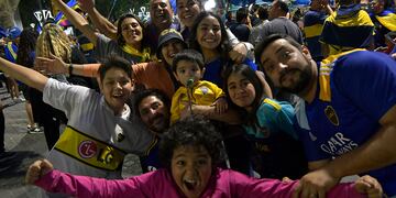 El Club Atlético Boca Juniors volvió a consagrarse campeón al empatar con Independiente de Avellaneda y sumó su estrella 73 y así se quedó con la Liga Profesional
Festejos en el Kilómetro Cero de Mendoza
Foto: Orlando Pelichotti