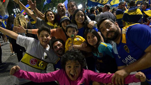 El Club Atlético Boca Juniors volvió a consagrarse campeón al empatar con Independiente de Avellaneda y sumó su estrella 73 y así se quedó con la Liga Profesional
Festejos en el Kilómetro Cero de Mendoza
Foto: Orlando Pelichotti