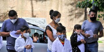 Miles de alumnos porteños volvieron a clases presenciales tras casi un año. (Clarín)