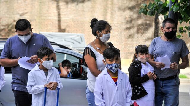 Miles de alumnos porteños volvieron a clases presenciales tras casi un año. (Clarín)