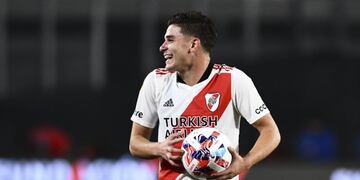 Julián Álvarez se lleva la pelota de recuerdo