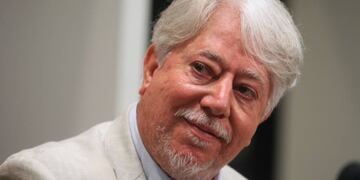 El director de "La historia oficial" se reunió con Tristán Bauer y no llegó a un acuerdo sobre su situación.