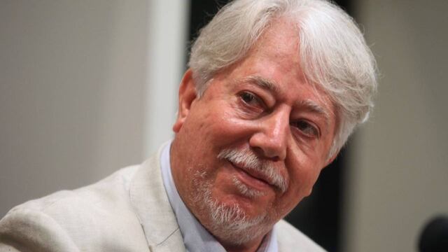 El director de "La historia oficial" se reunió con Tristán Bauer y no llegó a un acuerdo sobre su situación.