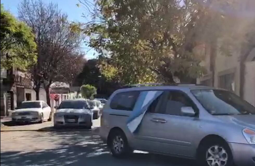 Clases: una caravana de padres pidió por la vuelta de la presencialidad en Azul