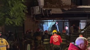 Un derrumbe en barrio Güemes dejó el saldo de un muerto y tres heridos. (Foto: Cadena 3)