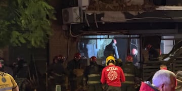 Un derrumbe en barrio Güemes dejó el saldo de un muerto y tres heridos. (Foto: Cadena 3)