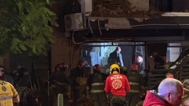 Un derrumbe en barrio Güemes dejó el saldo de un muerto y tres heridos. (Foto: Cadena 3)