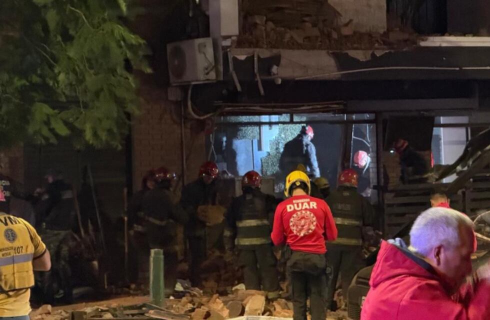 Conmoción en Córdoba: el techo de un edificio colapsó sobre un bar y hay un muerto