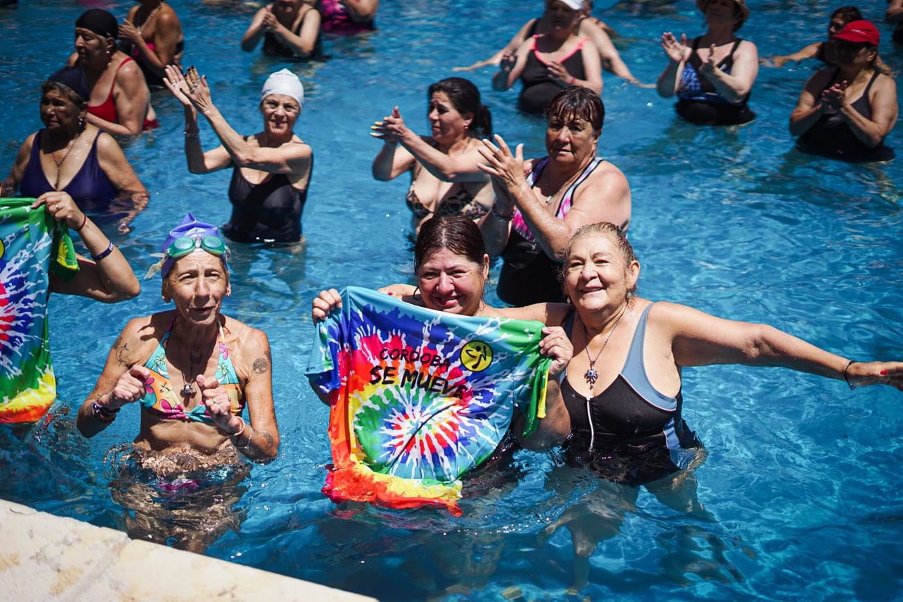 En las piletas, ofrecen actividades para todas las edades.