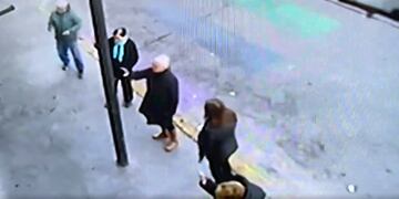 Grupo de personas que se reunió a rezar frente al boliche Queen.