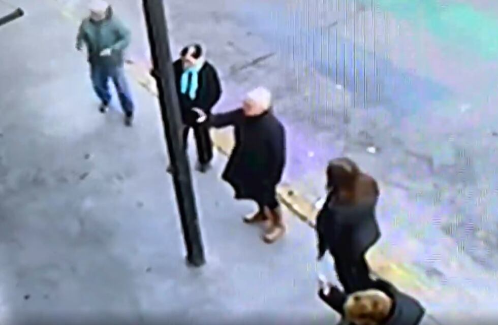 Un grupo de religiosos hizo un ritual frente a un boliche mendocino para “curar la homosexualidad”