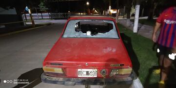 El Tío: rompieron la luneta y el vidrio lateral de un Renault 12 rojo