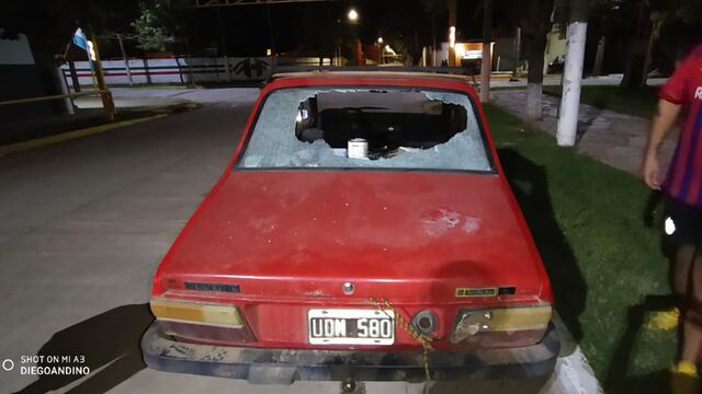 El Tío: rompieron la luneta y el vidrio lateral de un Renault 12 rojo
