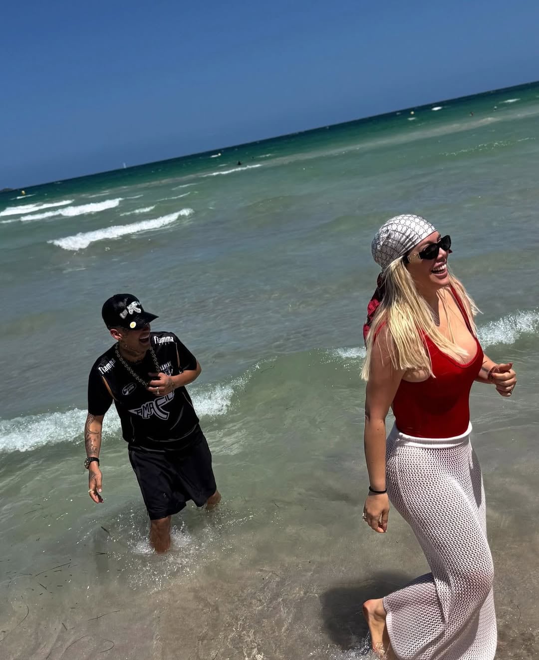 Con L-Gante, Wanda Nara disfrutó del verano europeo