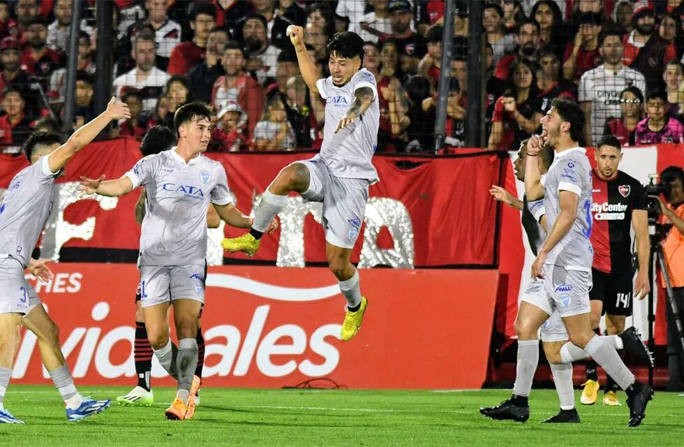 Godoy Cruz va a paso firme hacia la Libertadores, tras derrotar a Newell´s en Rosario
