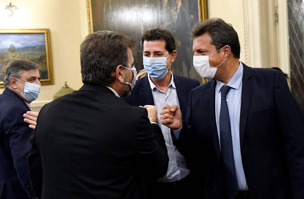 Elecciones: acordaron postergar un mes las PASO y las generales