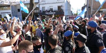 Manifestantes a favor y en contra del gobierno se enfrentaron en la puerta de la residencia de Olivos.