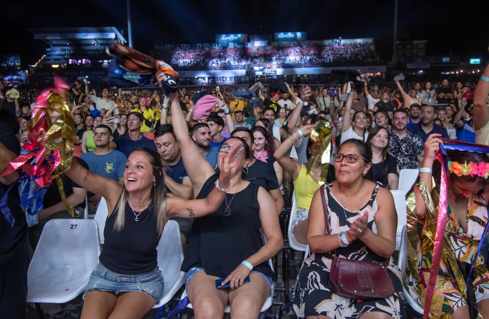 Festival Jesús María 2024: bailó con su hija dormida en la espalda y el video es furor en redes