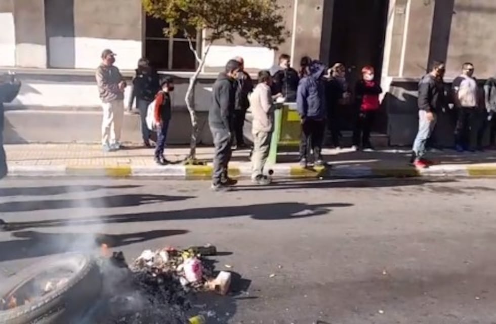 Manifestación frente a la Caja Social tras una confusión por los créditos del gobierno