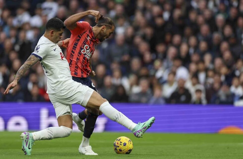 El Cuti Romero salió lesionado en la trabajosa victoria del Tottenham en Inglaterra