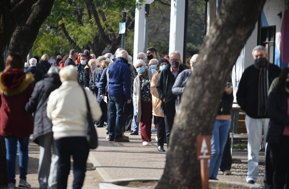 Vacunación en Córdoba: largas filas para recibir la segunda dosis