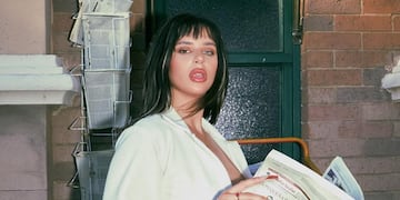 Nathy Peluso leyó en el diario que es la máxima nominada al Premio Gardel 2021. (Instagram @nathypeluso)