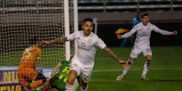 Javier Correa celebra su tanto ante Aldosivi. (Twitter: @LigaAFA)