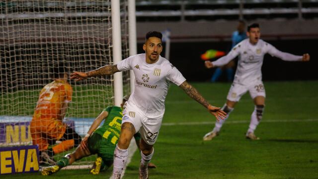 Javier Correa celebra su tanto ante Aldosivi. (Twitter: @LigaAFA)