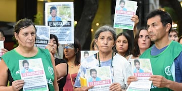 Silvia Saavedra (al centro), madre de Nataniel Ricardo Guzmán, no cesa en la búsqueda del abogado jujeño que residiendo en Mendoza desapareció hace más de un año sin que hasta el momento haya noticias de su paradero. Foto: Mariana Villa / Los Andes