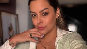 Larissa Riquelme cosechó suspiros con un minivestido total white ultra hot