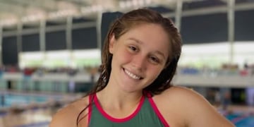 Paloma, la nieta de La Mona que es campeona de natación.