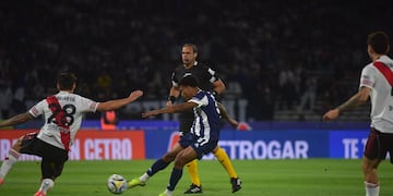 El brasieño Rick en acción en el Talleres-River en el Kempes.