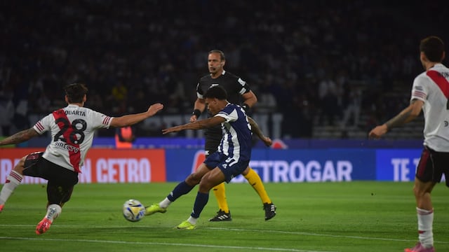 El brasieño Rick en acción en el Talleres-River en el Kempes.