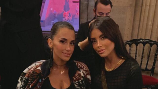 La rosarina asistió al evento en la capital francesa junto a su amiga Daniella Semaan.