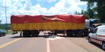 Salto Encantado: motociclista falleció tras impactar contra un camión.