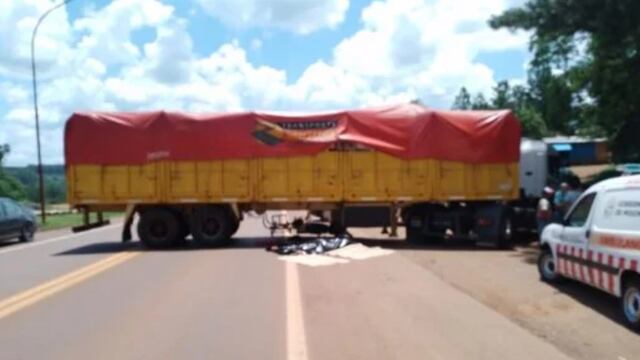Salto Encantado: motociclista falleció tras impactar contra un camión.