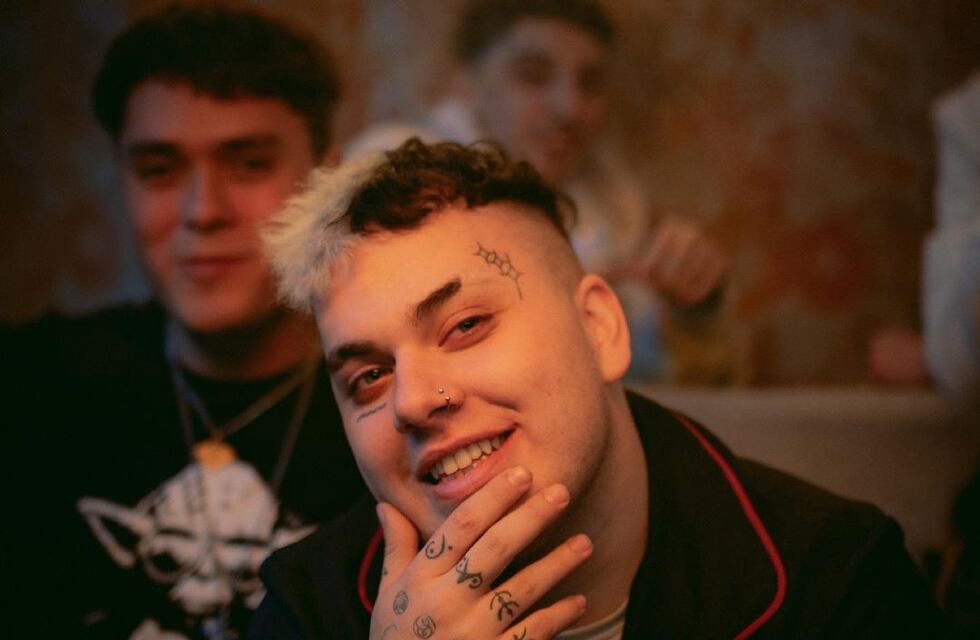 Asan presentó “5strellas”, un adelanto de su primer álbum