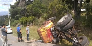 Volcó camión en la Ruta 38 a la altura de Huerta Grande. (Foto: La Estafeta Online).
