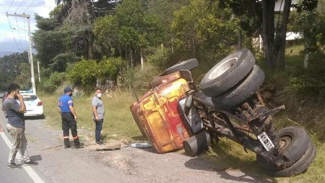 Volcó camión en la Ruta 38 a la altura de Huerta Grande. (Foto: La Estafeta Online).