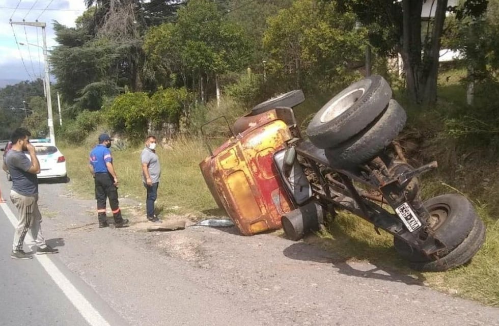 Volcó un camión en la Ruta 38 a la altura de Huerta Grande y “no hubo lesionados”